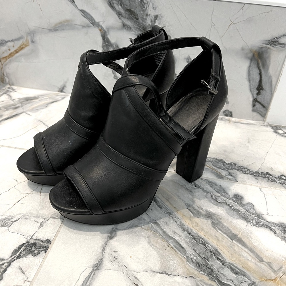 Vera Wang booties size 8